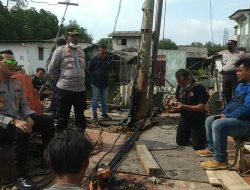 Polsek Kalibaru Gelar Patroli Ngobrol Asik Dengan Buruh Proyek PU di Pelabuhan Marunda