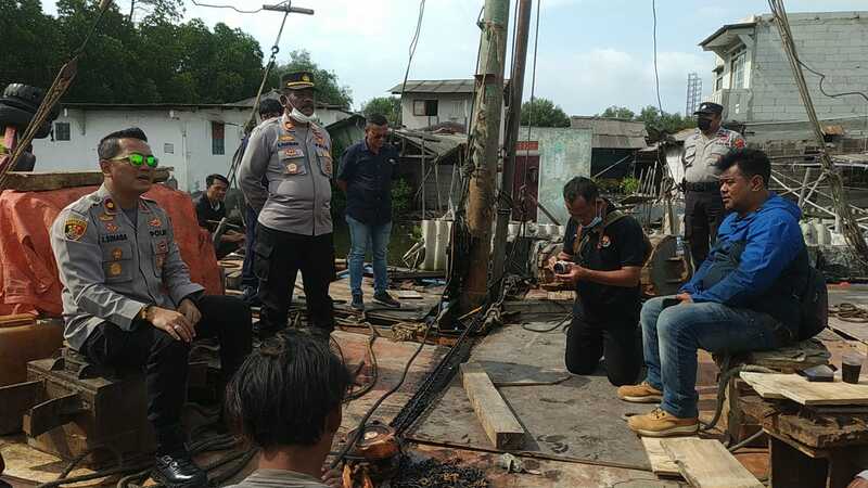 Polsek Kalibaru Gelar Patroli Ngobrol Asik Dengan Buruh Proyek PU