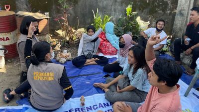 Polwan Polda Maluku Gelar Trauma Healing Kepada Korban Kebakaran Mardika