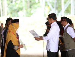 Presiden Jokowi Serahkan Dana Stimulan Bagi Warga Terdampak Gempa bumi M 5.6 Cianjur