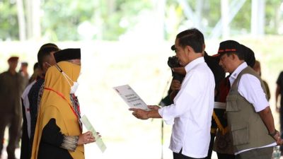 Presiden Jokowi Serahkan Dana Stimulan