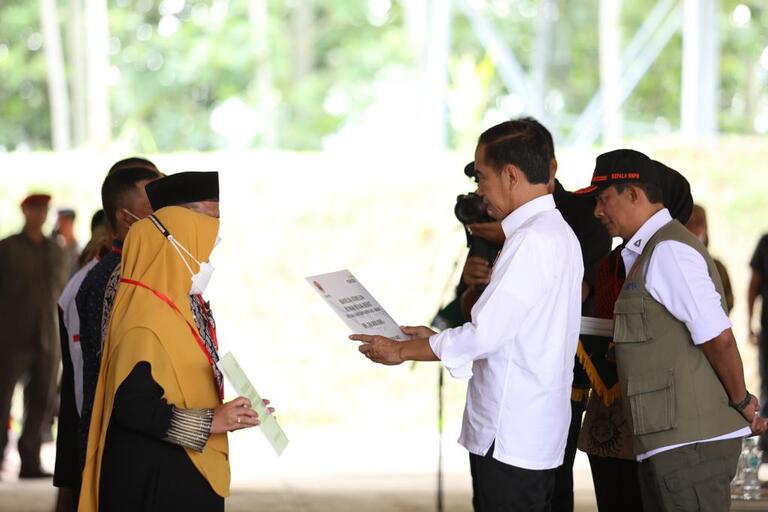 Presiden Jokowi Serahkan Dana Stimulan