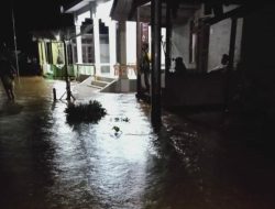 Sungai Bakah Meluap Rendam Permukiman Warga Melawi