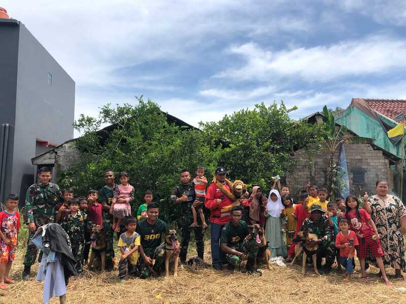 Yonif Raider 300/Bjw Tiba Menghibur Warga Korban Gempa