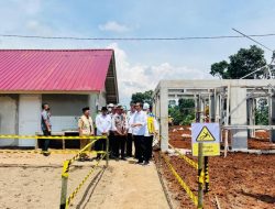 Presiden Jokowi Meninjau Progres Pembangunan Rumah Tahan Gempa di Cianjur