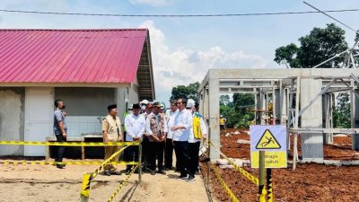 Presiden Jokowi Meninjau Progres Pembangunan Rumah Tahan Gempa di Cianjur