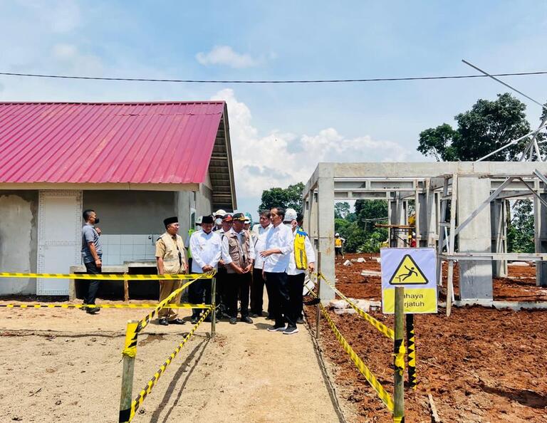 Presiden Jokowi Meninjau Progres Pembangunan Rumah Tahan Gempa di Cianjur