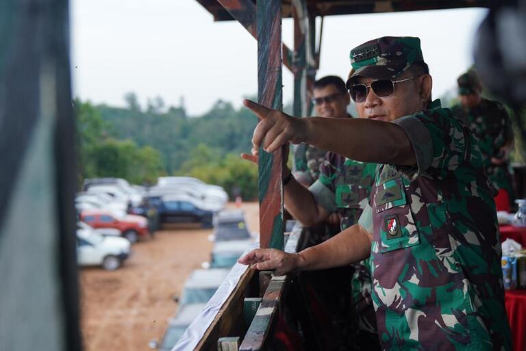 Meninjau Latihan Puncak Ancab YTP 611/Awl