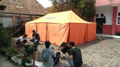 Yonif Raider 300/Bjw Bantu BNPB Dirikan Tenda