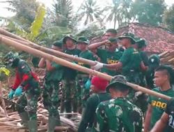 Yonif Raider 300/Bjw Membantu Korban Gempa Cianjur Membersihkan Puing-Puing