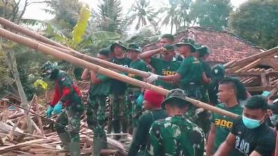Yonif Raider 300/Bjw Membantu Korban Gempa Cianjur