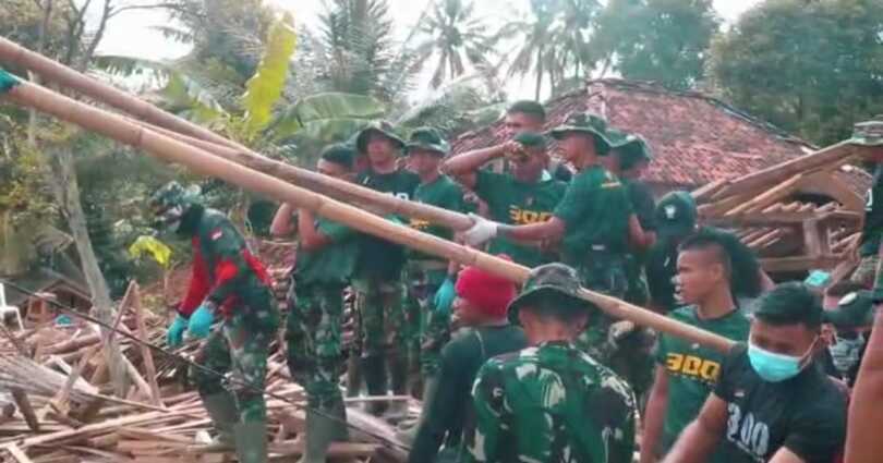 Yonif Raider 300/Bjw Membantu Korban Gempa Cianjur