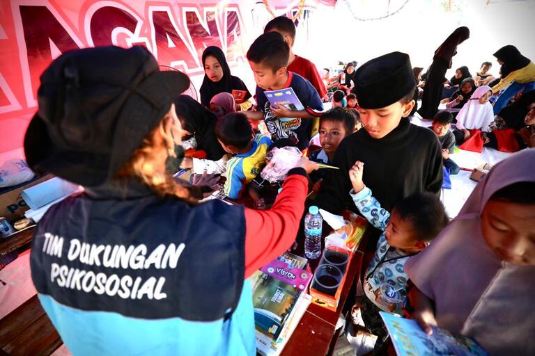Anak-anak Pengungsi Gempa bumi Cianjur Kembali ke Sekolah