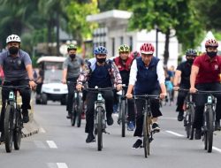 Viral: Momen Presiden Jokowi Bersepeda di Kawasan CFD Sudirman-Thamrin