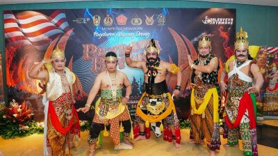 Kapolri dan Kepala Staf Main Wayang Orang