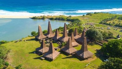 Pantai Wisata Desa Adat Ratenggaro