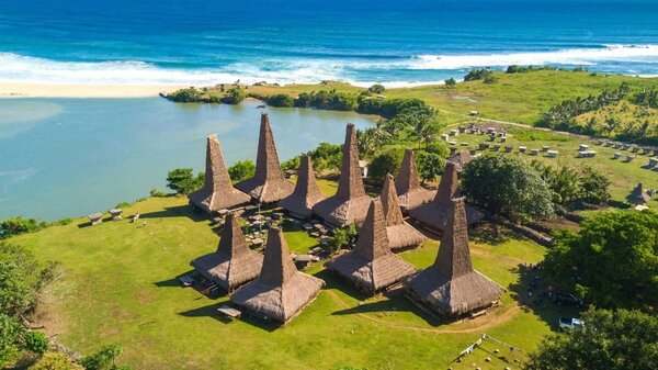 Pantai Wisata Desa Adat Ratenggaro