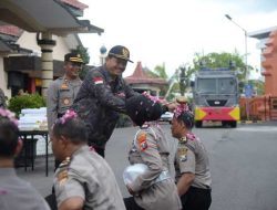 Viral: Walikota Maidi Turut Berikan Siraman Dalam Tradisi Kenaikan Pangkat Personil Polres Madiun Kota