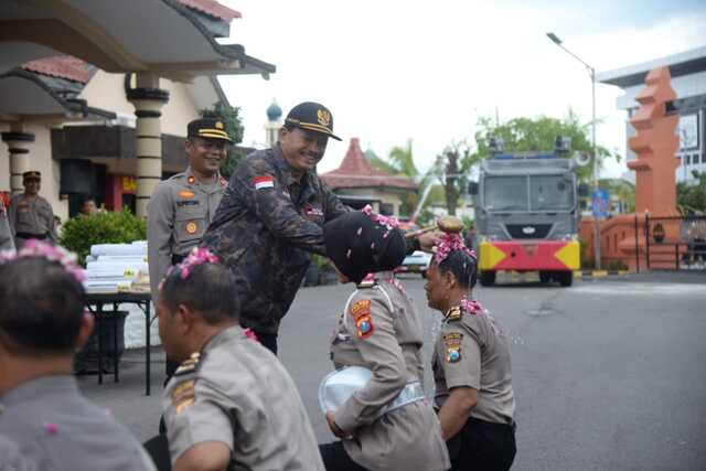 Siraman Dalam Tradisi Kenaikan Pangkat Personil Polres Madiun Kota