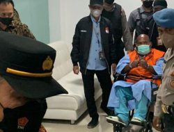 Viral: Lukas Enembe Ditahan KPK, Pakai Rompi Oranye dan Diborgol