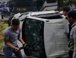 Viral: Sebuah Mobil Yang Membawa Uang Milik Sebuah Bank Terguling di Sumbar, Warga Sibuk Punguti Rupiah Yang Tercecer