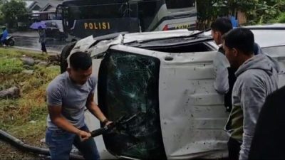Mobil Yang Membawa Uang Milik Sebuah Bank Terguling di Sumbar