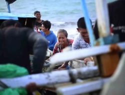 Viral: Nelayan Takalar Takut Melaut Karena Gelombang Laut Tinggi