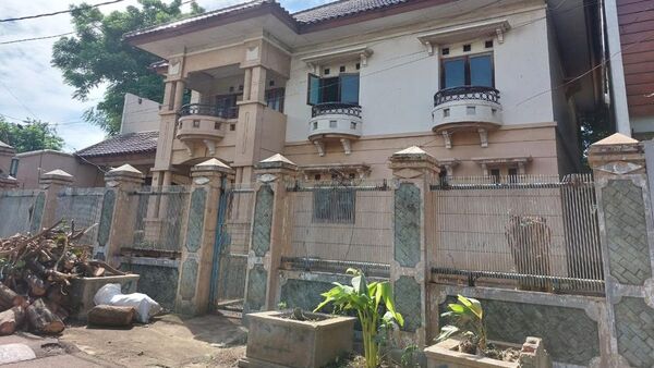Rumah Mewah Bu Eny Dibersihkan