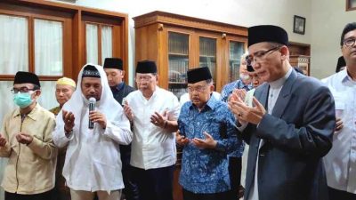 Melayat di Kediaman KH Ali Yafie