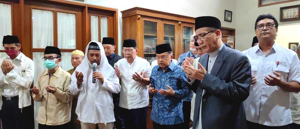 Melayat di Kediaman KH Ali Yafie