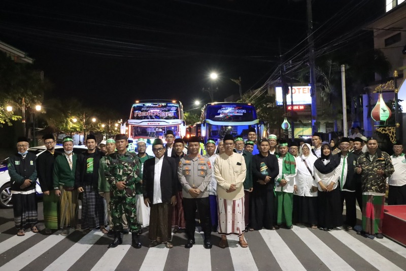 Kawal Keberangkatan Peserta Perayaan 1 Abad NU Di Sidoarjo