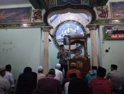 Viral: Polsek Kalideres Laksanakan Sholat Tarawih Keliling di Masjid Jami AL Amin