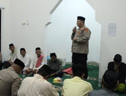Viral: Kapolsek Kalideres Hadiri Sholat Isya dan Tarawih Keliling di Musholla Safinatul Mubarok