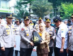 Viral: Ribuan Paket Sembako dari Kapolri Disebar ke Masyarakat di Slum Area Jaksel