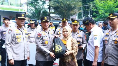 Viral: Ribuan Paket Sembako dari Kapolri Disebar ke Masyarakat di Slum Area Jaksel