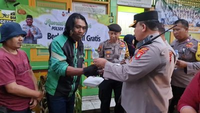 Viral: Bulan Suci Ramadhan, Polisi RW Polsek Kembangan Bagikan Makanan Takjil