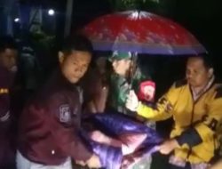 Viral: Ngawi Banjir Bhabinkamtibmas Karangtengah Evakuasi Warga Yang Sakit