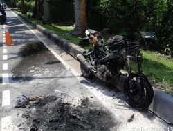 Kendaraan Sepeda Motor, Yamaha R15 Terbakar Dipinggir Tol Meruya