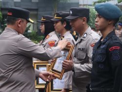 Kapolda Metro Jaya Ganjar Penghargaan 5 Personel Berprestasi