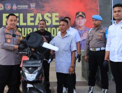 Polres Gresik Menyerahkan Sepeda Motor Hasil Curian Kepada Pemiliknya