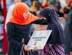 Viral : Khofifah Salurkan 2000 Santunan Yatim dan Dhuafa di Tuban