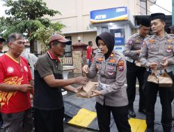 Viral: Bagikan Takjil Pengendara, Kasat Lantas Imbau Tertib Berlalu Lintas