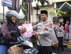 Viral: Berkah Ramadhan, Kapolres Madiun Kota Bersama Ketua Bhayangkari Cabang Madiun Kota membagi Takjil ke Warga