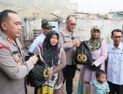 Kapolres Metro Jakut Salurkan Bantuan Kapolri untuk Warga Korban Kebakaran Plumpang