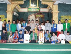 Viral: Polsek Kalideres Sholat Isya dan Tarawih Berjamaah Bersama Warga di Masjid Jami Al Falah