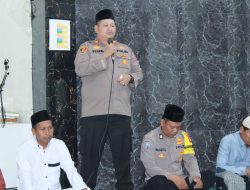 Viral: Polsek Kalideres Sholat Subuh Berjamaah Bersama Warga di Mushola Nurul Huda