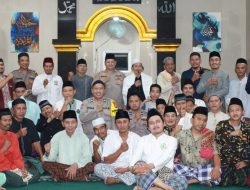Viral: Polsek Kalideres Sholat Subuh Berjamaah Bersama Warga di Mushola SINAN NUR AMIN