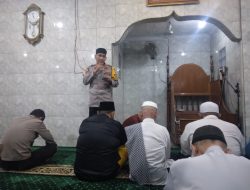 Polsek Kalideres Sholat Subuh Berjamaah Bersama Warga di Masjid Baitunnur
