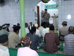 Ciptakan Harkamtibmas, Kapolsek Kalideres Sholat Subuh Berjamaah Bersama Warga di Mushola Al Ridho