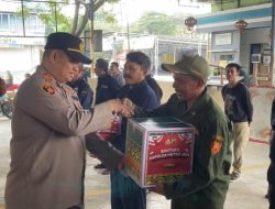 Viral: Kapolsek Kalideres Bagikan Bansos Dari Kapolda Metro Jaya Untuk Satpam Lingkungan